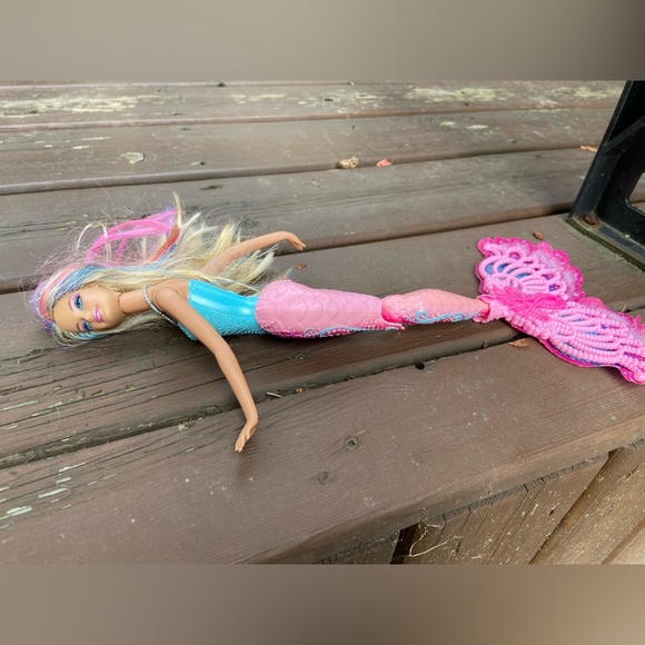2012 Mermaid Barbie with Turquoise & Pink Streaks in Blonde Hair - Picture 7 of 8